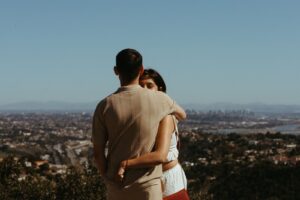 Осязание души: Прикосновения как мост к интимности